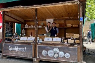 Stand von Gaudiknopf auf der Auer Dult mit Ansteckern für das Trachtengewand